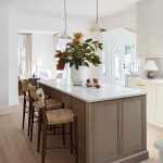 küchenplatte aus marmor, dunkles holz