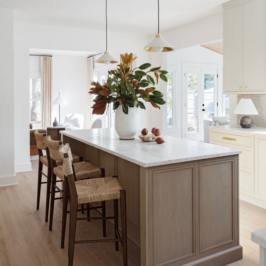 küchenplatte aus marmor, dunkles holz