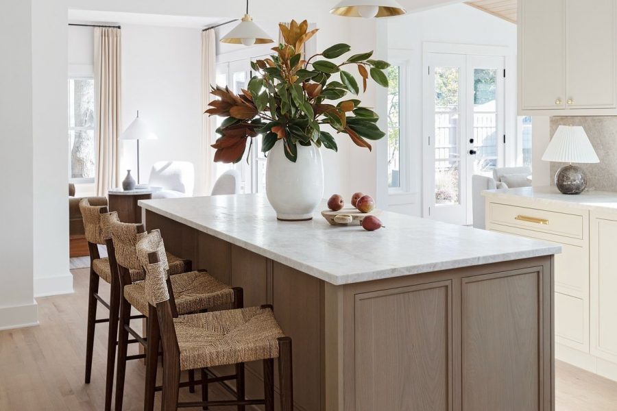 küchenplatte aus marmor, dunkles holz