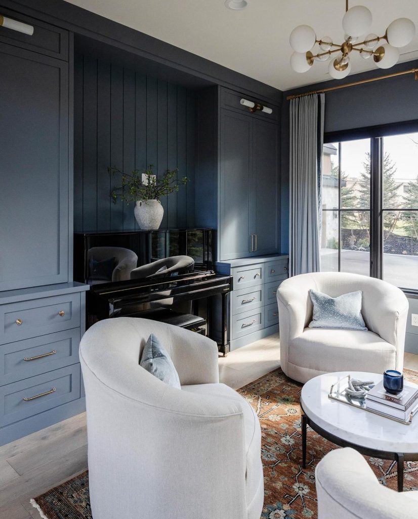 dunkelblaue Wohnwand mit weißen Sessel