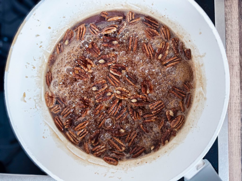 Bananen-Brownie mit karamellisierten Pekannnüssen