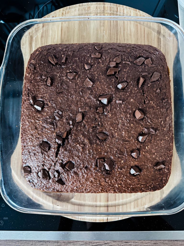 Bananen-Brownie mit karamellisierten Pekannnüssen