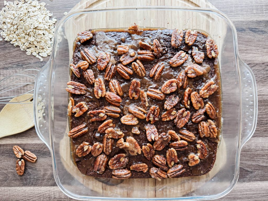 Bananen-Brownie mit karamellisierten Pekannnüssen
