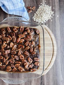 Bananen-Brownie mit karamellisierten Pekannnüssen