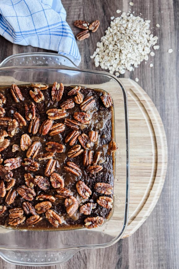 Bananen-Brownie mit karamellisierten Pekannnüssen