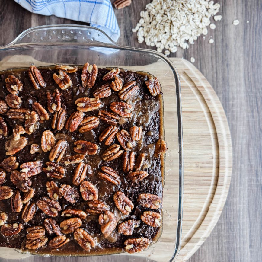 Bananen-Brownie mit karamellisierten Pekannnüssen