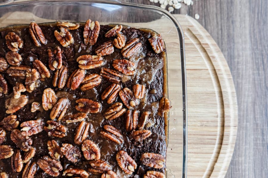 Bananen-Brownie mit karamellisierten Pekannnüssen