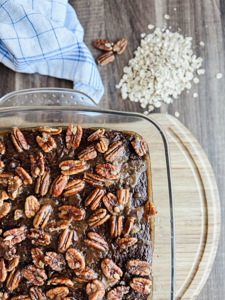 Bananen-Brownie mit karamellisierten Pekannnüssen